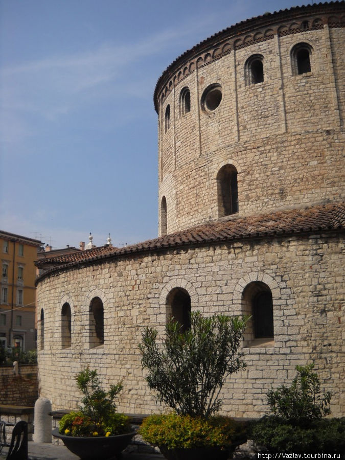 Боковой вид на здание Брешиа, Италия