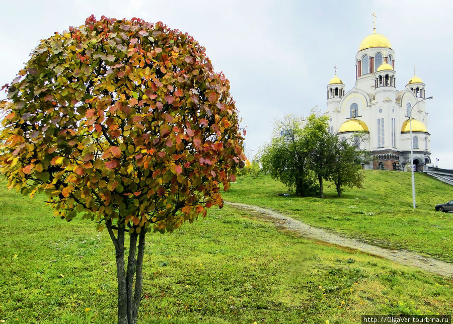 Храм-на-Крови. На этом месте когда-то стоял особняк Ипатьева, где провели последние дни Романовы. Я помню это небольшое неприметное здание. В подвал вели 23 ступени вниз... Екатеринбург, Россия