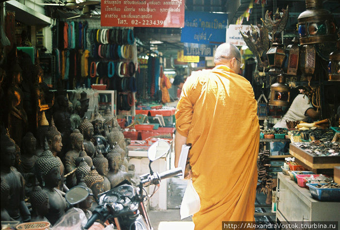 рынок в Бангкоке — много буддийских товаров Таиланд