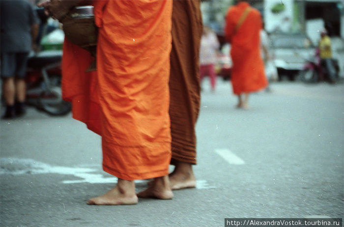 раннее утро, люди предлагают пищу монахам, монахи в ответ благословляют. Таиланд