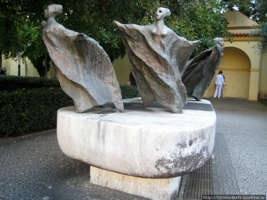 Родник Лесные нимфы (скульп. Иозеф Климеш) Прага, Чехия