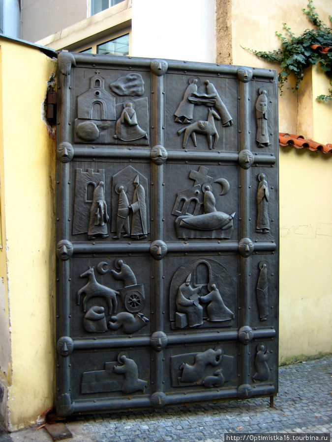Специально выкованные ворота с 16 картинами из жизни святого Франциска. Прага, Чехия