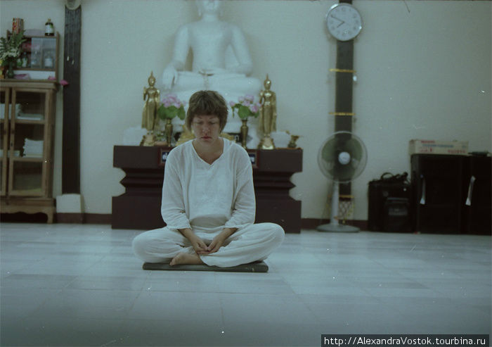 ваша покорная слуга в медитации. на самом деле снимок был сделан для мамы и является сущей показухой — я установила камеру, чтобы она щелкнула меня через 10 секунд, быстренько побежала и села в медитацию Северный Таиланд, Таиланд