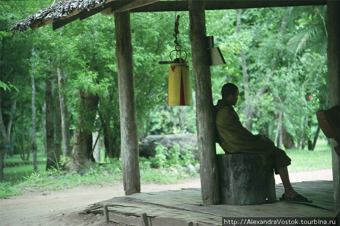 монах ждет, когда учитель скажет звонить обед Северный Таиланд, Таиланд