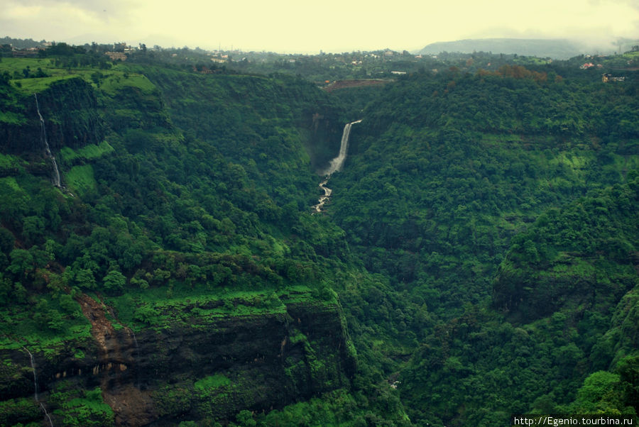 Два сезона одного живописного холма Штат Махараштра, Индия
