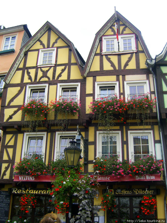 Красочный город на Рейне Линц-на-Рейне, Германия