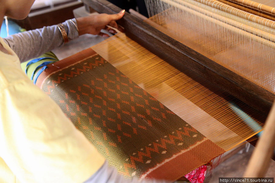30. На этой фотографии видно, что рисунок заключается не только в расцветке, но и в структуре ткани. Сиемреап, Камбоджа