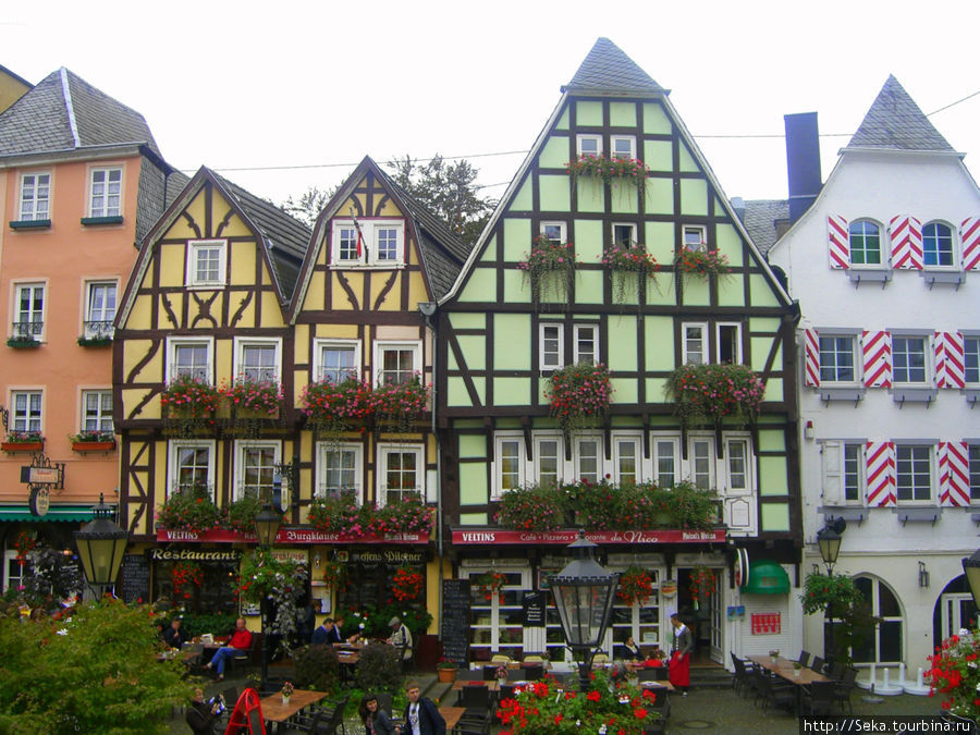 В городе множество домов в стиле фахверк. Городская площадь. Линц-на-Рейне, Германия