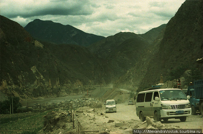 Пыль, грязь, пробка из-за завала на дороге, но все равно это невыразимо прекрасная местность Тибет, Китай