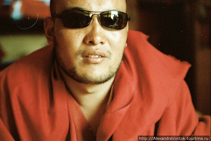 тибетский монах, очень классный юноша. в Тибете половина народу — монахи, наверное поэтому они не ведут себя как снобы или какие-то возвышенные существа. Обычные люди, очень приветливые. Тибет, Китай
