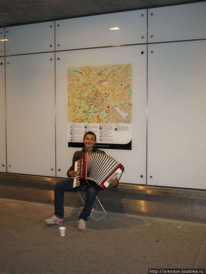 Музыкант в переходе Уппсала, Швеция