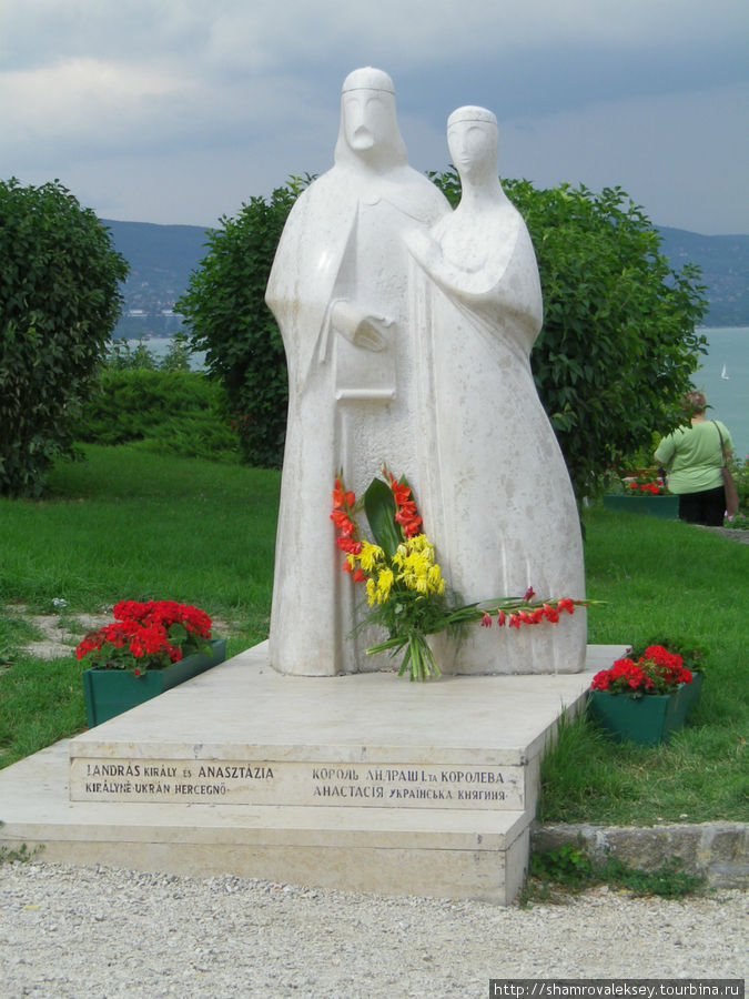 на которой установлен памятник королю Андрашу и королеве Анастасии Ярославне Тихань, Венгрия
