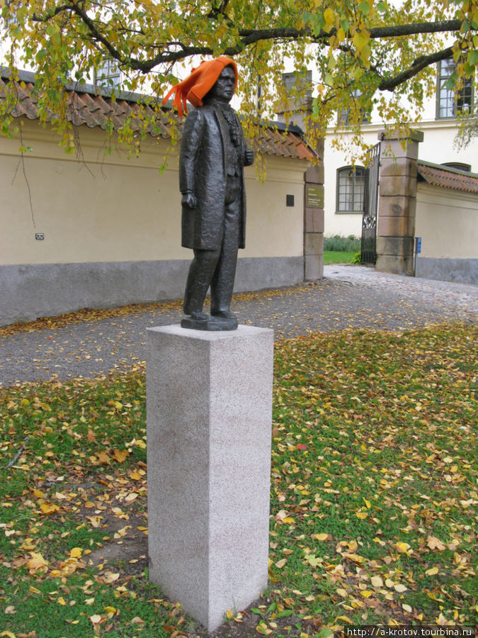 Маленький памятник (шапка — для масштаба) Уппсала, Швеция