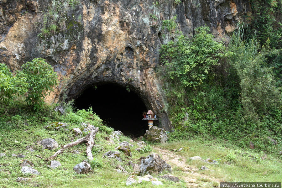 Вход в пещеру Пхонсаван, Лаос