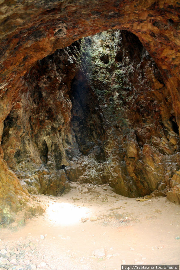 Внутри пещеры Пхонсаван, Лаос
