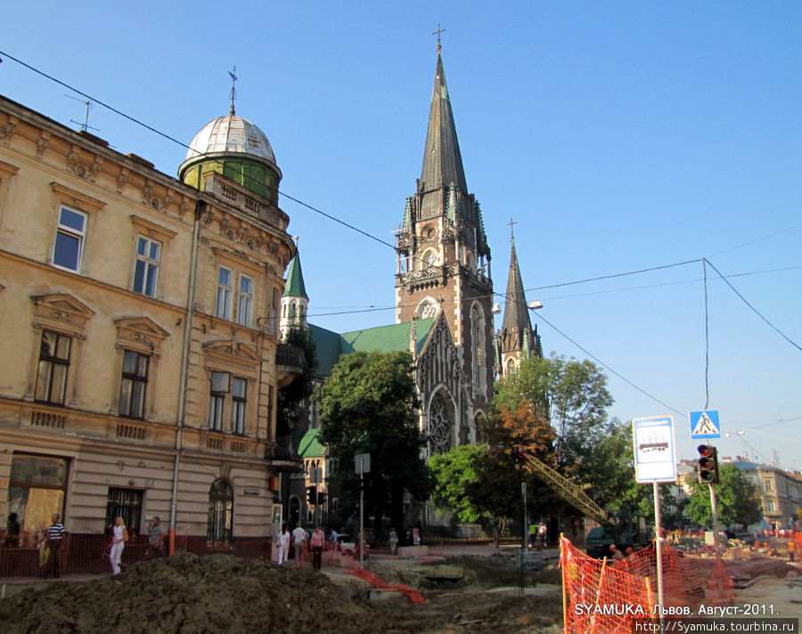 Дорожные работы около костела Св. Елизаветы. Львов, Украина