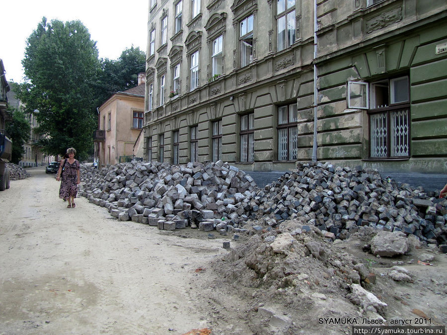 Улица Замковая. Все камушки аккуратно сняты, сложены и ждут своего часа. Львов, Украина