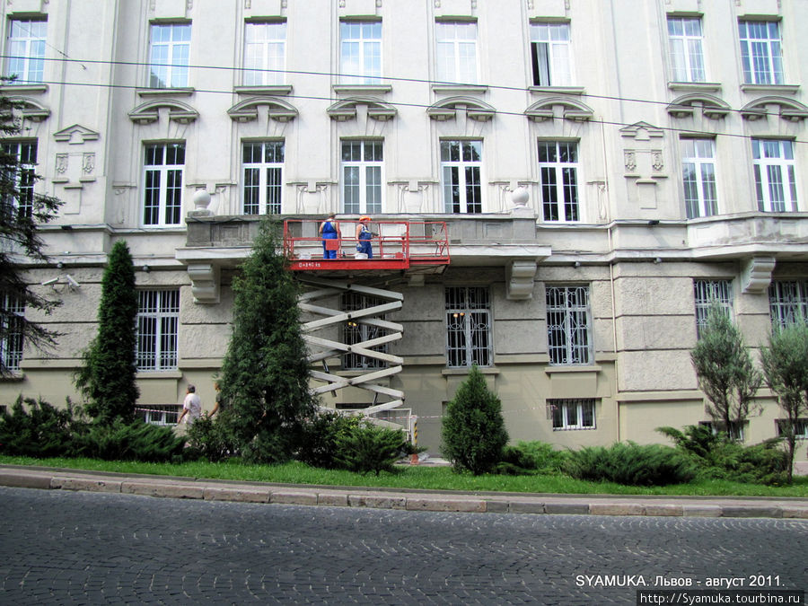 Обновляются здания. Львов, Украина