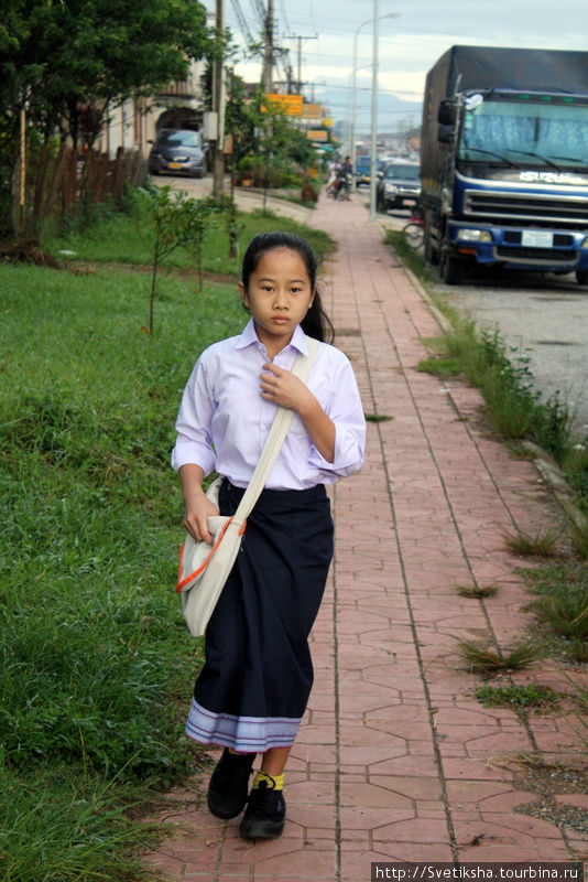 Школьница Пхонсаван, Лаос