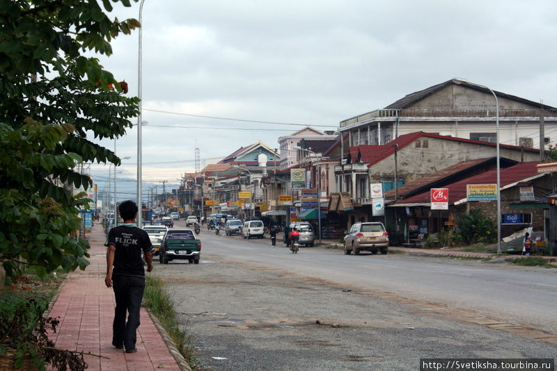 Центральная улица города Пхонсаван, Лаос