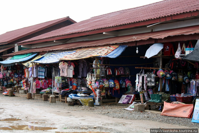 Рынок при автовокзале Пхонсаван, Лаос