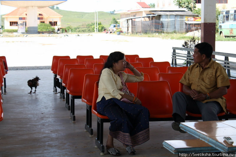 Автовокзал — место встреч местных жителей Пхонсаван, Лаос