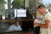 Покупка билетов на автобус во Вьетнам в кассе на автовокзале