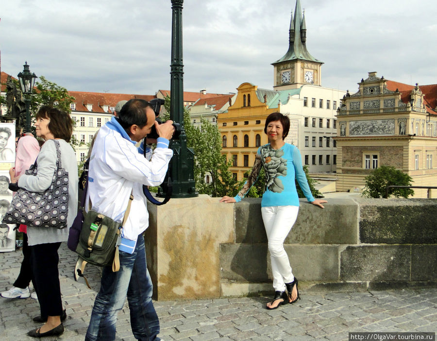 Ну, это и так понятно — любимую хрупкую женщину на фоне исторической красоты. Прага, Чехия