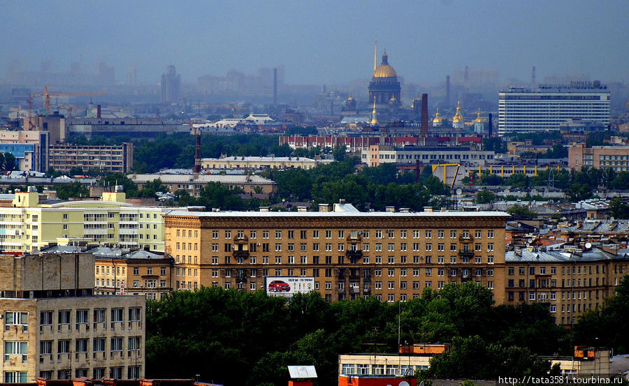 Вид на Исакиевский собор, чуть ближе торчат купола Никольского собора. Санкт-Петербург, Россия