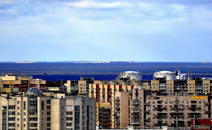Вид на Кронштадтскую дамбу и  слева Кронштадт. Санкт-Петербург, Россия