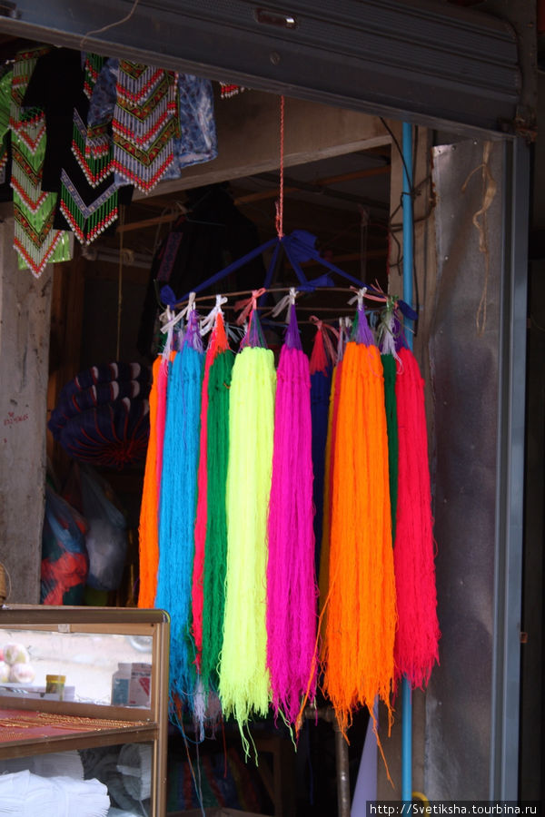 В каждой деревне во многих домах есть свой ткацкий станок, поэтому пряжа пользуется популярностью Пхонсаван, Лаос