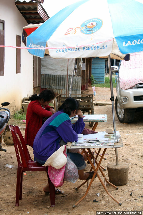 Продавщицы лотереи. Лотерея — это практически единственный шанс простого местного жителя хоть немного обогатиться Пхонсаван, Лаос