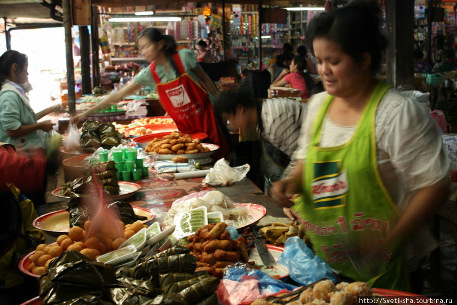 Бурная торговля на рынке Пхонсаван, Лаос