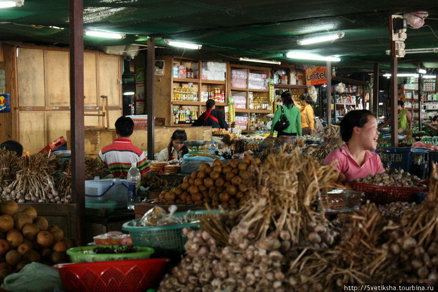 Всякая всячина лаосского базара Пхонсаван, Лаос