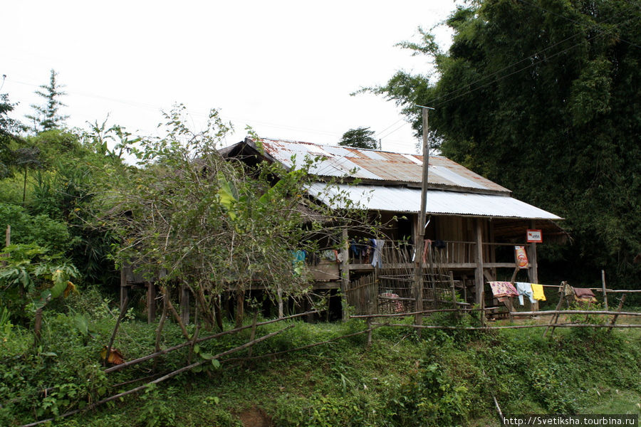 Типичная лаосская деревня Провинция Сиенгкхуанг, Лаос