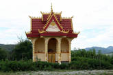 Пару лет назад рядом с одной ступой построили этот храм