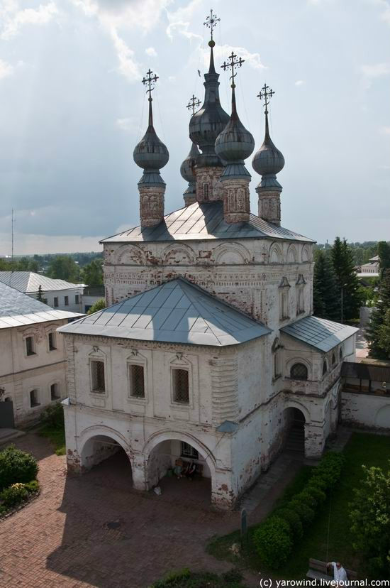 Попасть на территорию можно через надвратную церковь Иоанна Богослова, 1670г. Юрьев-Польский, Россия