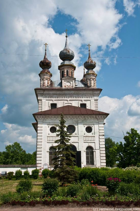 Напротив входа находятся собор Михаила Архангела, 1806г (единственный действующий на территории монастыря). Юрьев-Польский, Россия