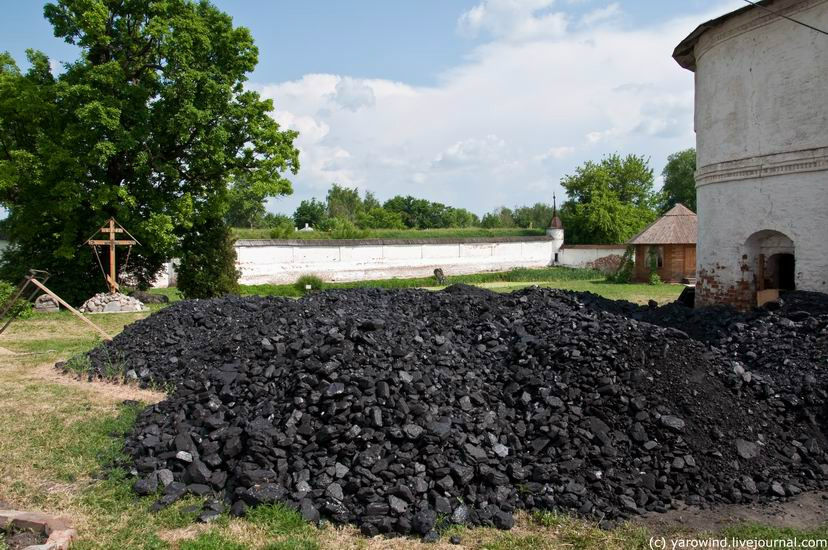 На заднем дворе насыпана большая куча угля, видимо для отопления зимой. Юрьев-Польский, Россия