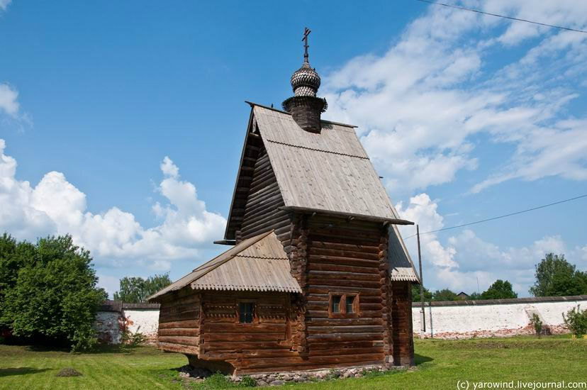 Хорошо смотрится на территории деревянная Георгиевская церковь 1718г из села Егорье. Юрьев-Польский, Россия
