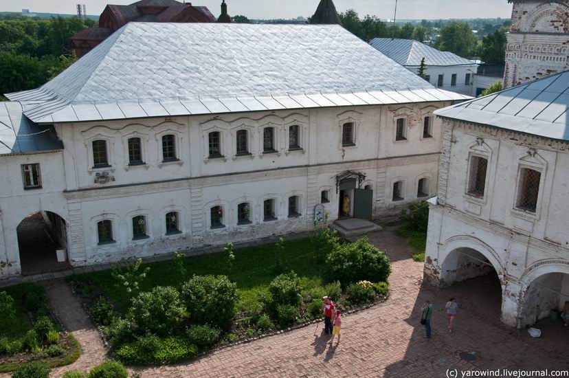 По узкой лестнице внутри колокольни можно забраться наверх. Сверху открываются отличные виды. Вот каменные братские корпуса 1763 года. Юрьев-Польский, Россия