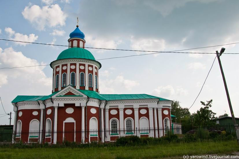 Совсем рядом стоит церковь Никиты Мученика, построенный в 1796 году прихожанами Покровской церкви. Юрьев-Польский, Россия