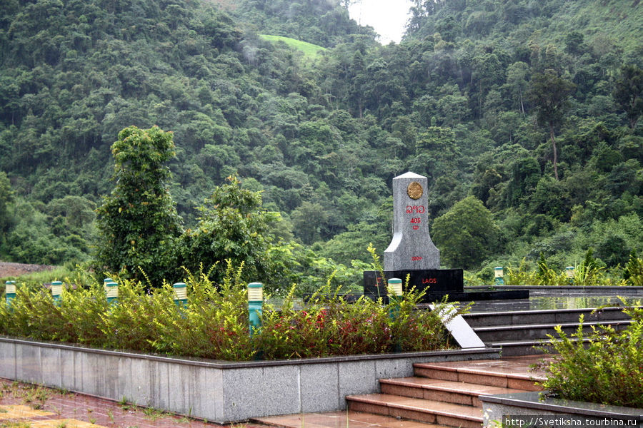 Памятник на границе Вьетнам