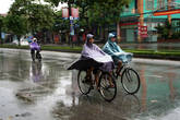 На велосипеде под дождем можно только в дождевике или под зонтиком