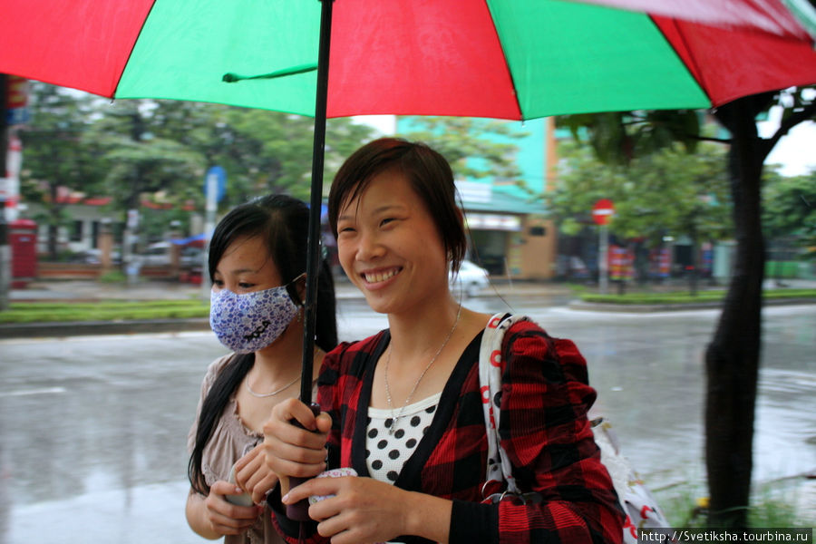 Очень многие ходят в масках — когда болеют и чтобы не дышать выхлопными газами Винь, Вьетнам