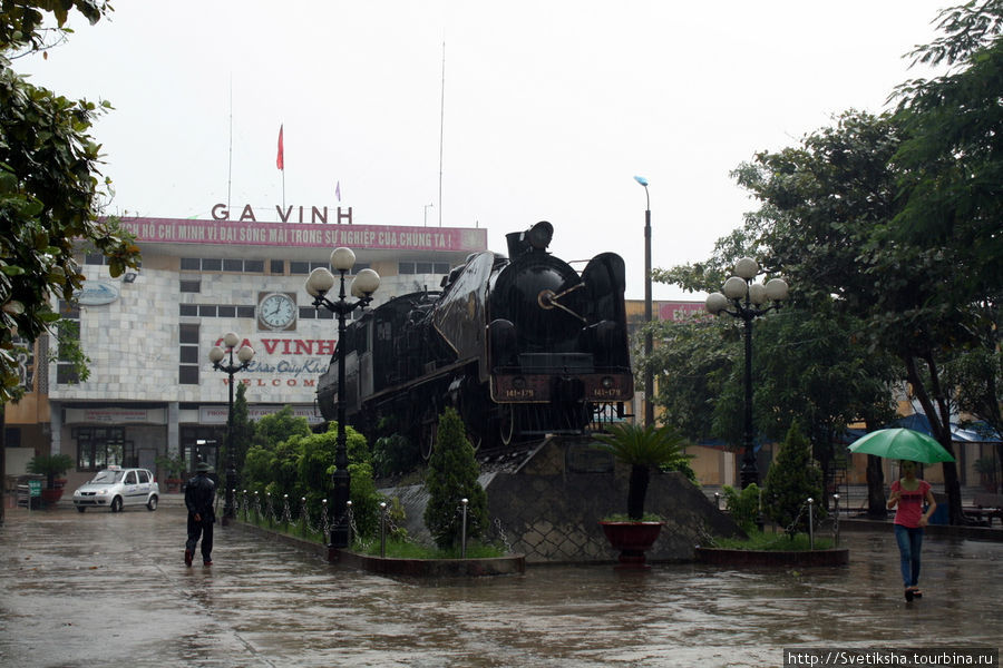 Паровоз перед входом в здание вокзала Винь, Вьетнам