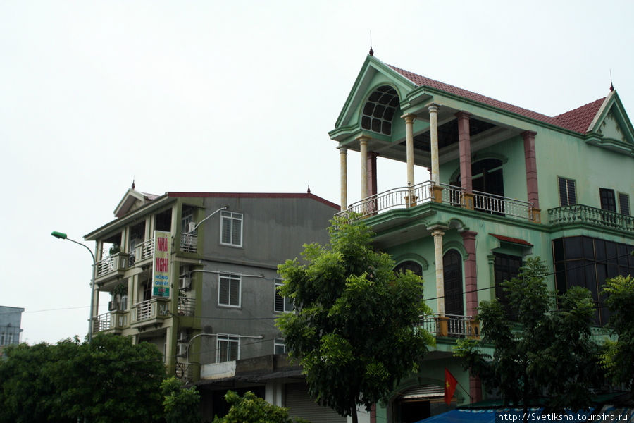 Типичные вьетнамские дома — узкие с нарядными фасадами Винь, Вьетнам