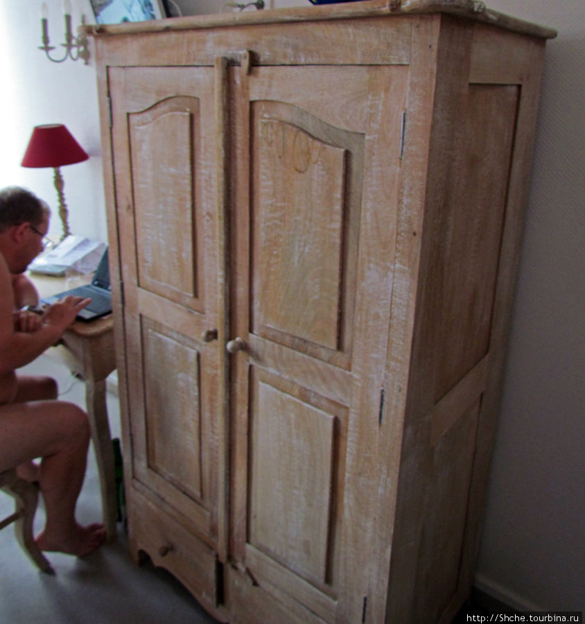 Шкаф старый, страшно трогать — и бесплатный Wi-Fi в номере... Монбельяр, Франция