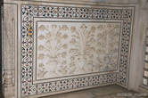 Тадж Махал полностью выстроен из мрамора с инкрустацией из самоцветов (бирюза, агат, малахит, сердолик и др.)