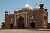 С обеих сторон Тадж Махала стоят две мечети из красного песчаника.